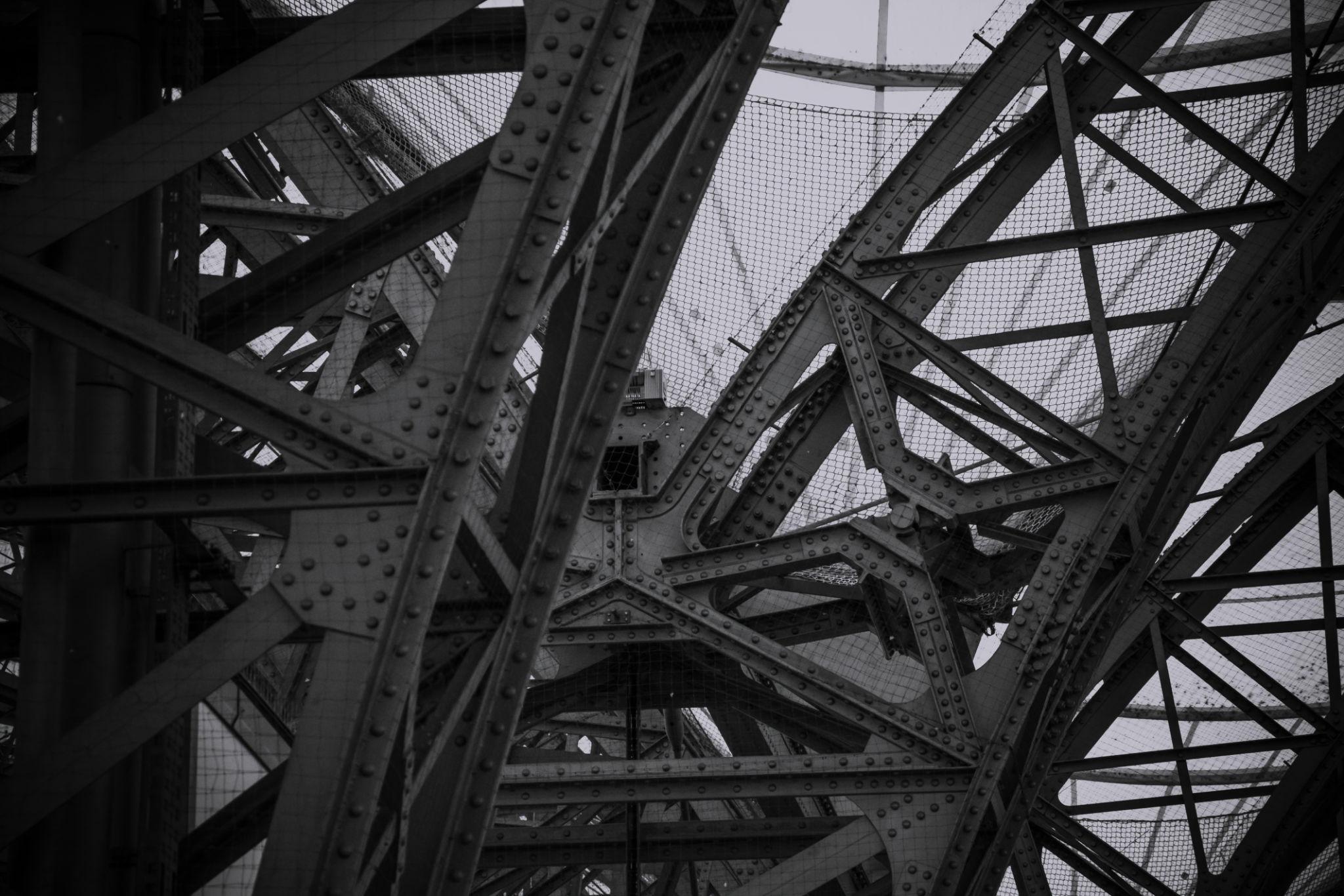 Estructura arquitect&oacute;nica en blanco y negro